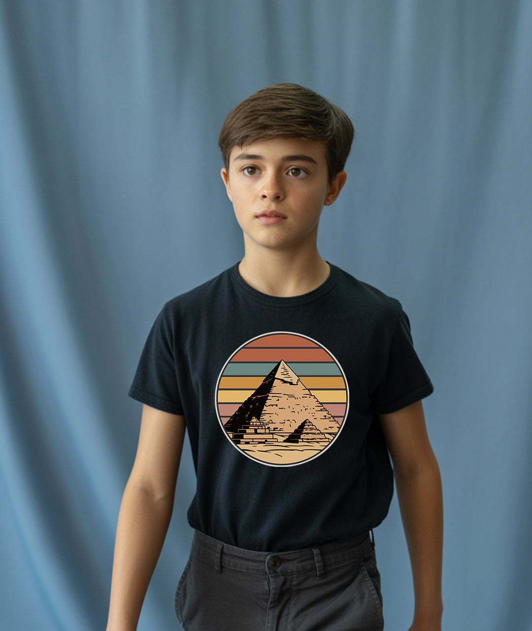 Retro Pyramid Art – Vintage Youth T-Shirt