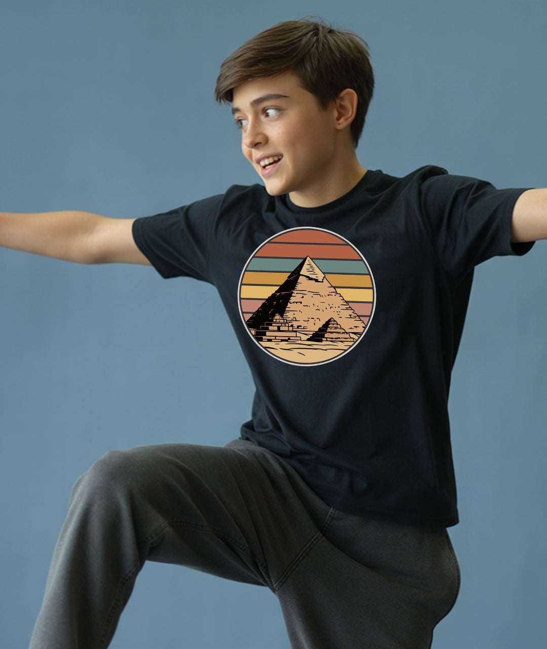 Retro Pyramid Art – Vintage Youth T-Shirt